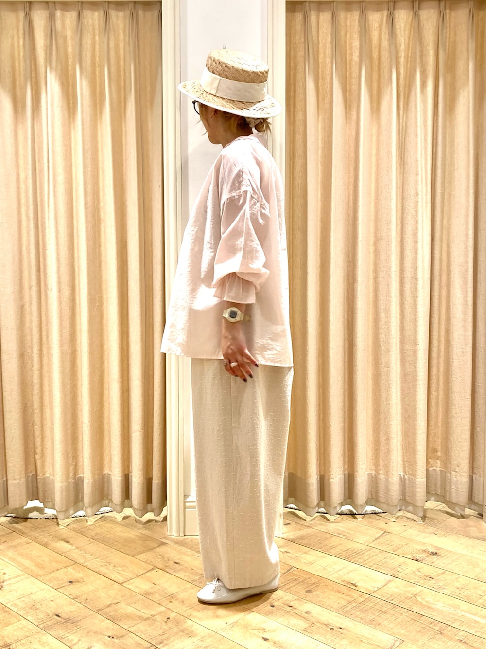 ピンク系のシャツ/ブラウス、レッド系のTシャツ/カットソー、ホワイト系のその他パンツを着用したレディースの夏コーディネートの2枚目の写真