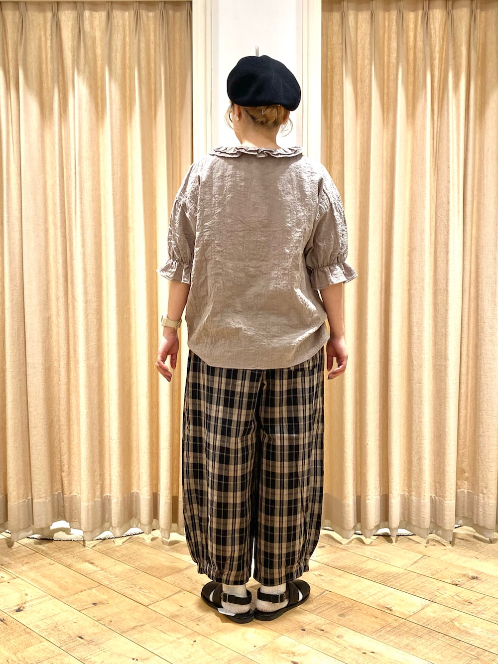 「Samansa Mos2、サマンサ モスモス(Samansa Mos2)、バルーンパンツ、フリルネック、フリルブラウス、ナチュラルガーリー、ベレー帽」｜「Samansa Mos2のフリル2枚重ね襟ブラウス（シャツ/ブラウス、ベージュ系）」を使った、muttyさん（レディース・152cm）の夏コーディネートの4枚目の写真