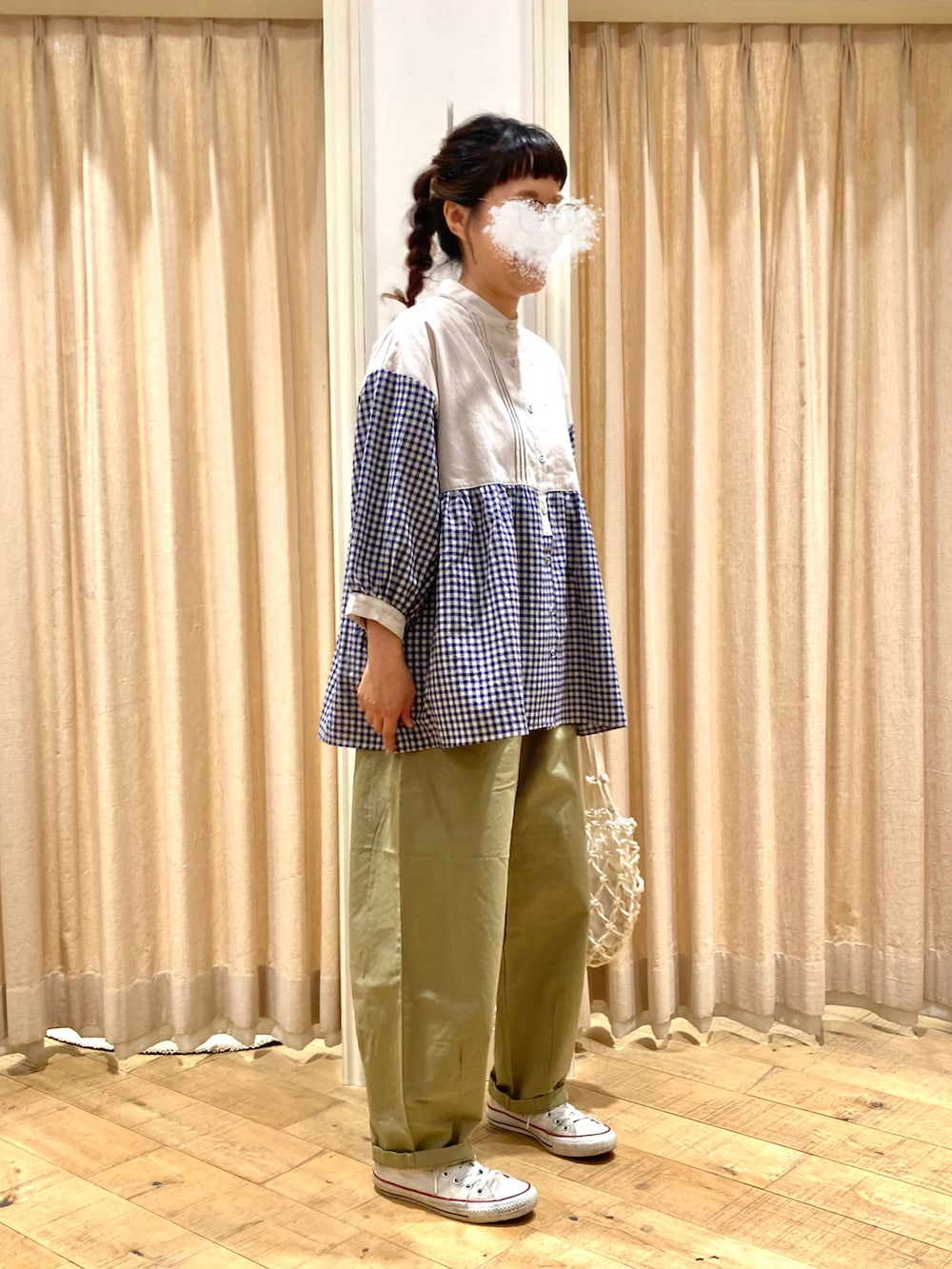 ブルー系のシャツ/ブラウス、グリーン系のその他パンツ、ホワイト系のハンドバッグを着用したレディースの秋コーディネートの2枚目の写真