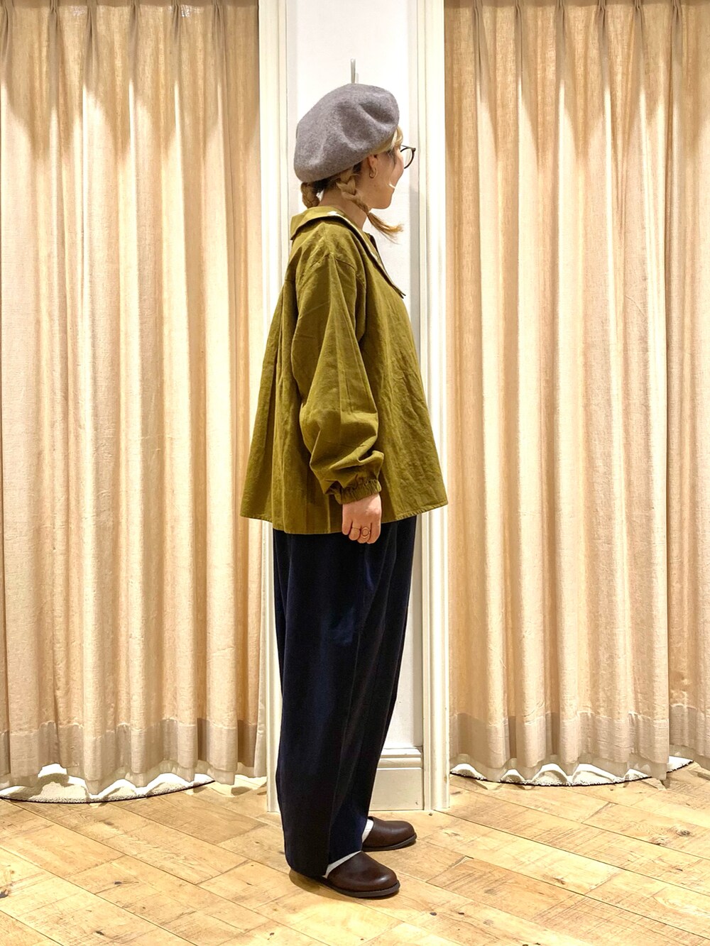 グリーン系のシャツ/ブラウス、ブルー系のその他パンツ、ブラウン系のドレスシューズを着用したレディースの秋コーディネートの5枚目の写真