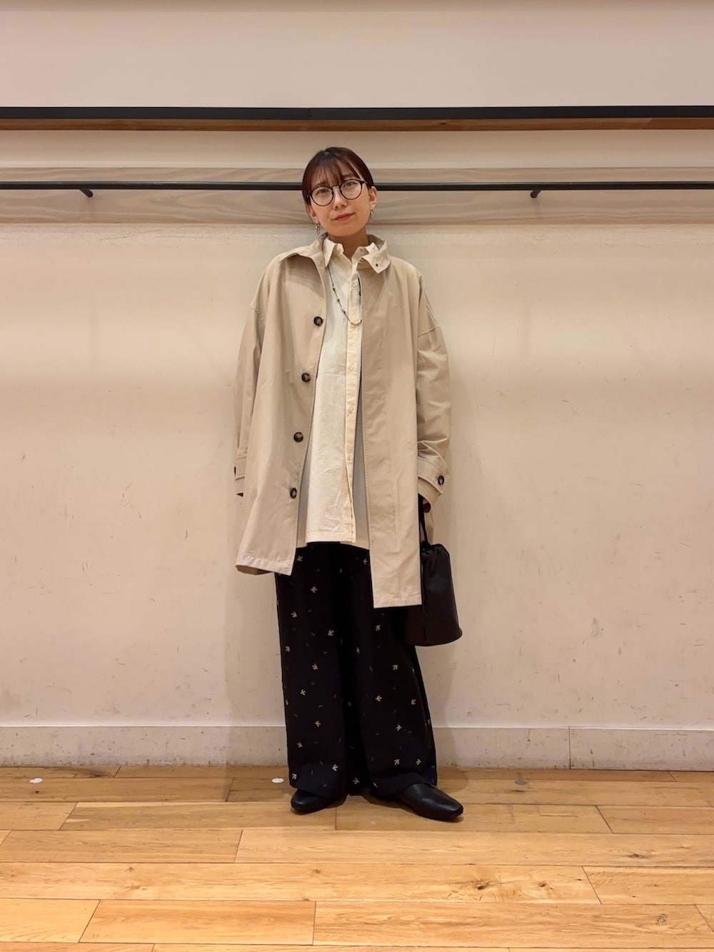 ブラック系のその他パンツ、ブラック系のその他シューズ、ブラック系のショルダーバッグを着用したレディースの春コーディネートの4枚目の写真