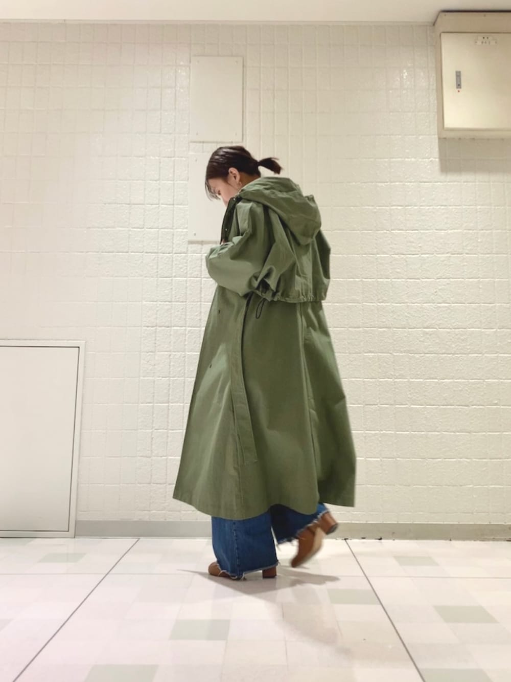 グリーン系のその他アウター、ブラック系のシャツ/ブラウス、ブラック系のショルダーバッグを着用したレディースの冬コーディネートの4枚目の写真