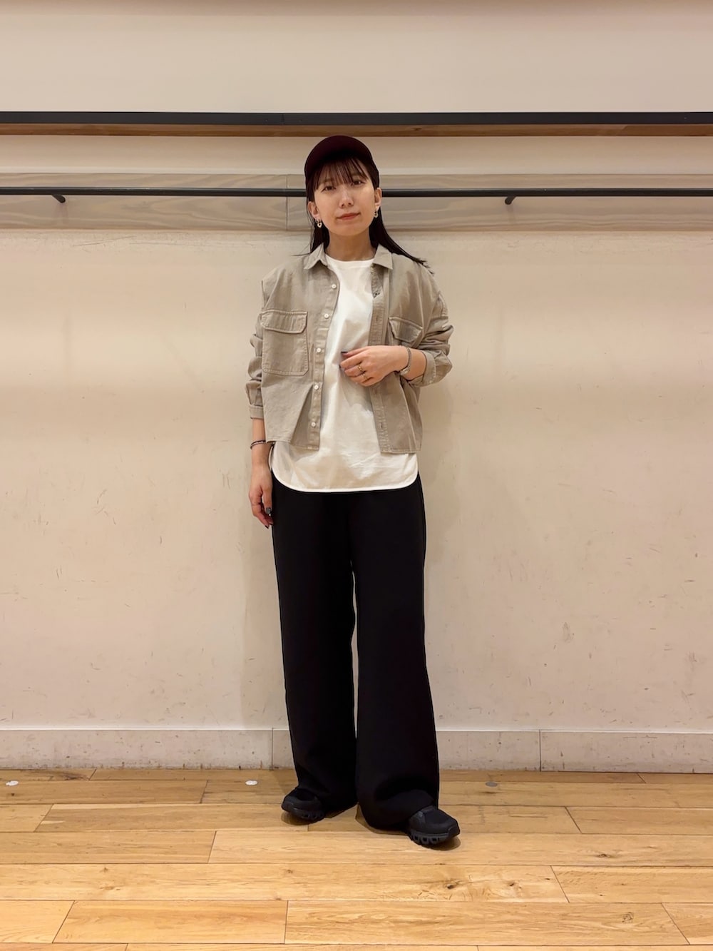 ベージュ系のシャツ/ブラウス、ホワイト系のTシャツ/カットソー、ブラック系のその他パンツを着用したレディースの冬コーディネートの4枚目の写真