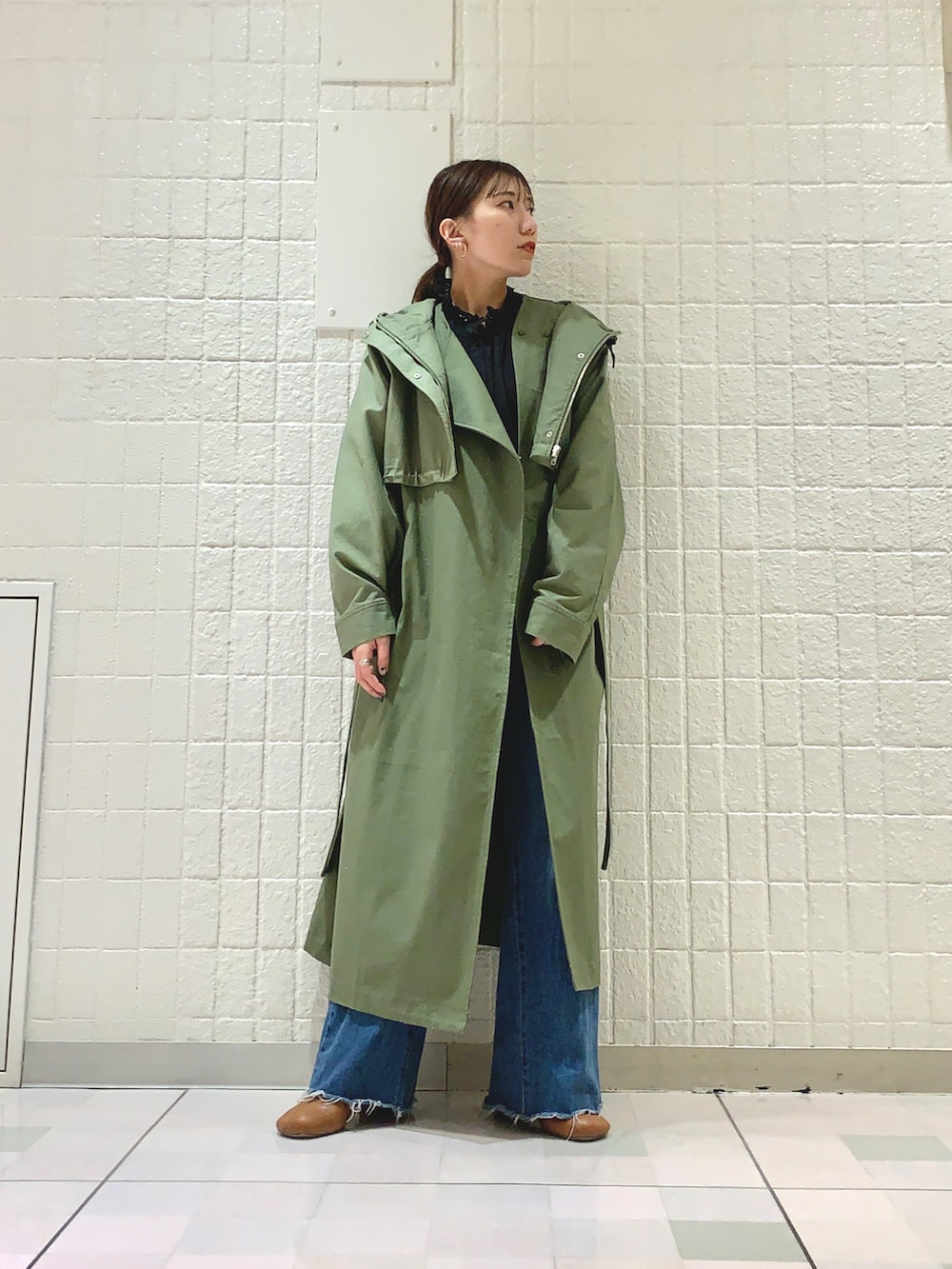 グリーン系のその他アウター、ブラック系のシャツ/ブラウス、ブラック系のショルダーバッグを着用したレディースの冬コーディネートの2枚目の写真