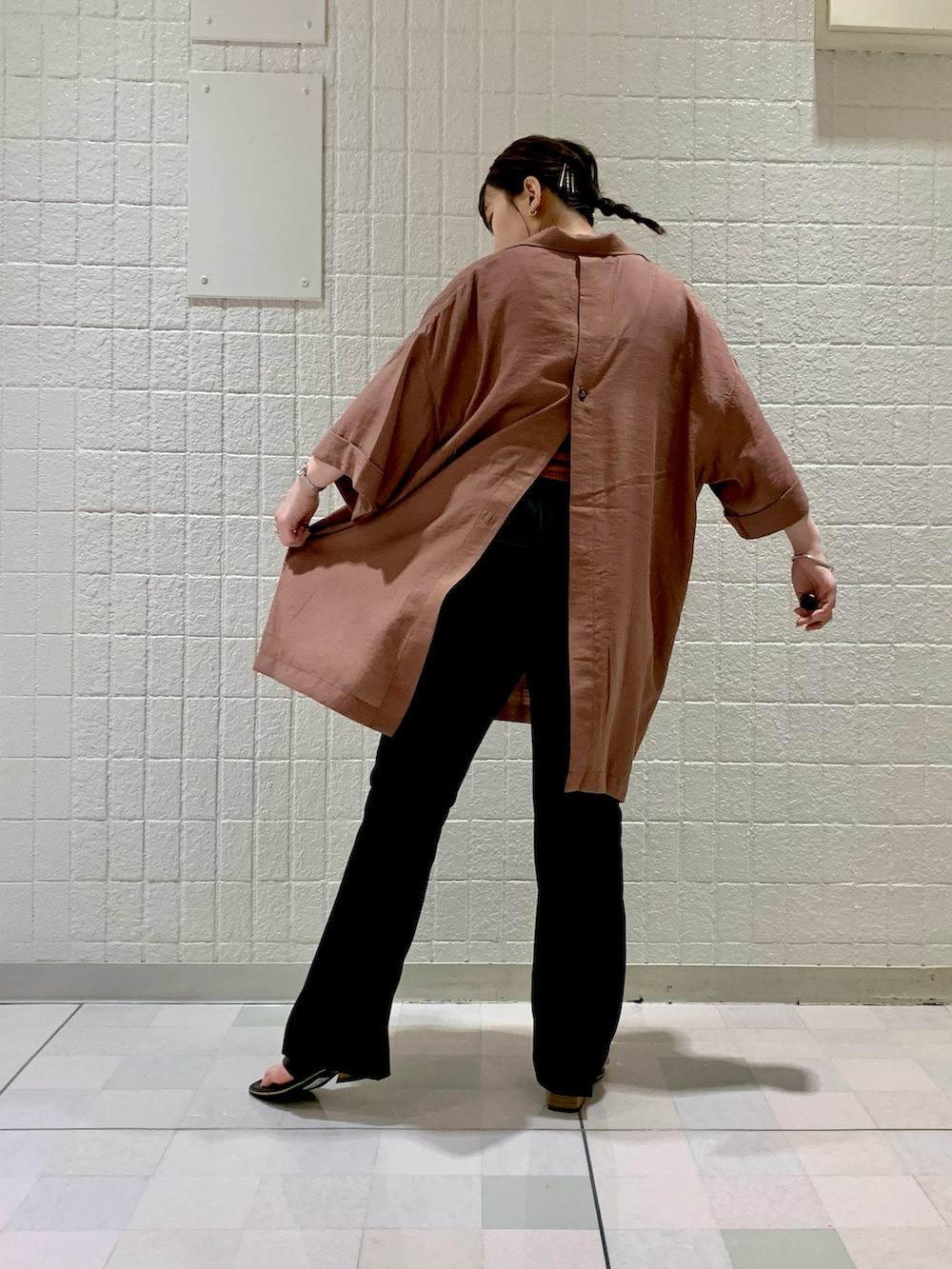 ブラウン系のシャツ/ブラウス、ブラウン系のキャミソール、ブラック系のその他パンツを着用したレディースの春コーディネートの2枚目の写真