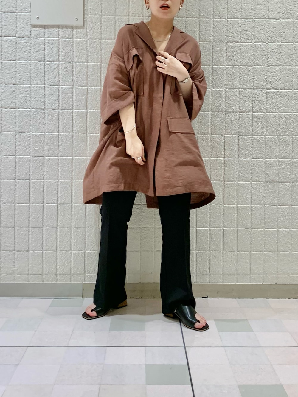 ブラウン系のシャツ/ブラウス、ブラウン系のキャミソール、ブラック系のその他パンツを着用したレディースの春コーディネートの4枚目の写真