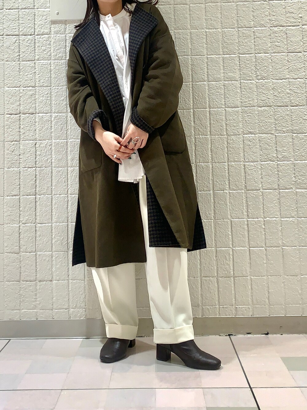ホワイト系のシャツ/ブラウス、グリーン系のノーカラージャケット、ホワイト系のその他パンツを着用したレディースの冬コーディネートの3枚目の写真