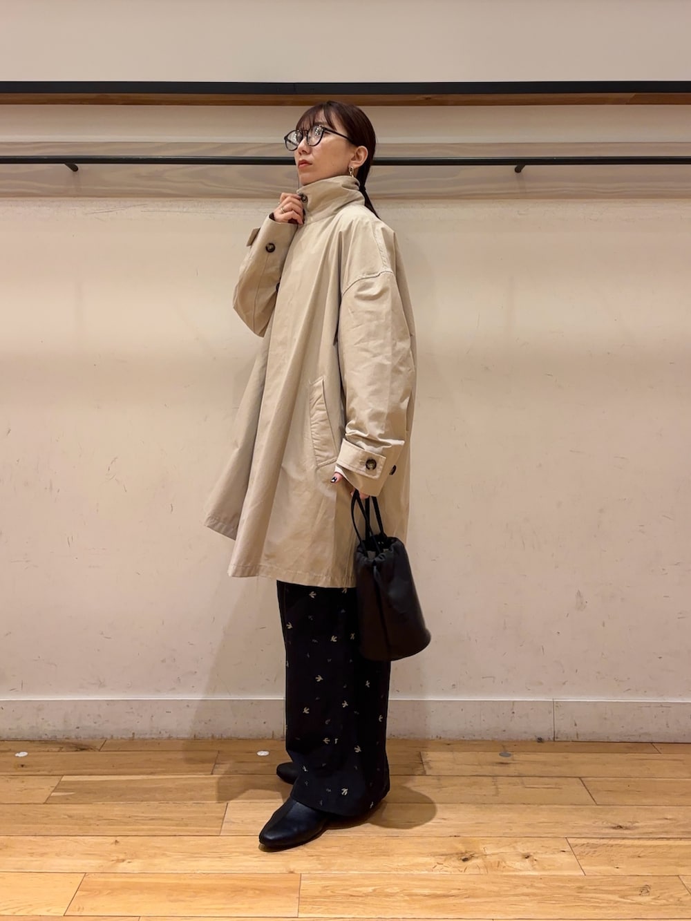 ブラック系のその他パンツ、ブラック系のその他シューズ、ブラック系のショルダーバッグを着用したレディースの春コーディネートの2枚目の写真