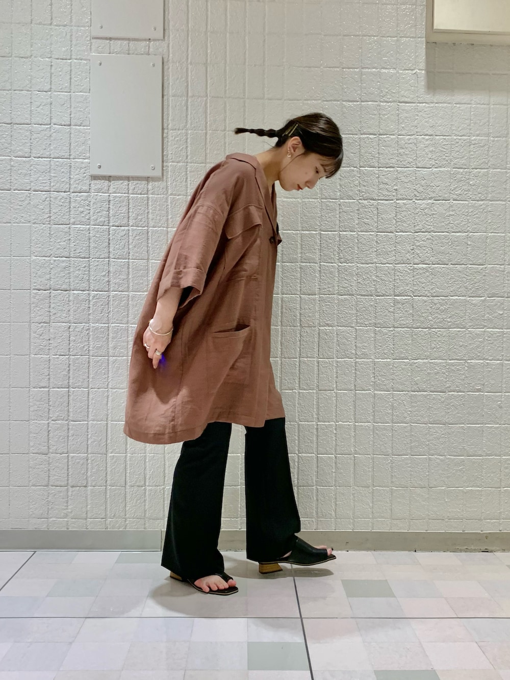 ブラウン系のシャツ/ブラウス、ブラウン系のキャミソール、ブラック系のその他パンツを着用したレディースの春コーディネートの5枚目の写真