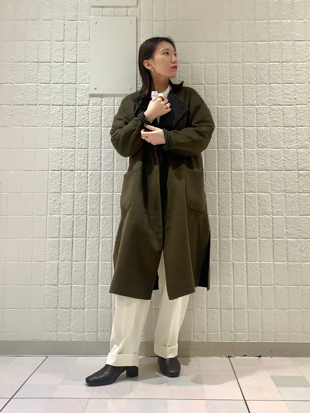 ホワイト系のシャツ/ブラウス、グリーン系のノーカラージャケット、ホワイト系のその他パンツを着用したレディースの冬コーディネートの2枚目の写真