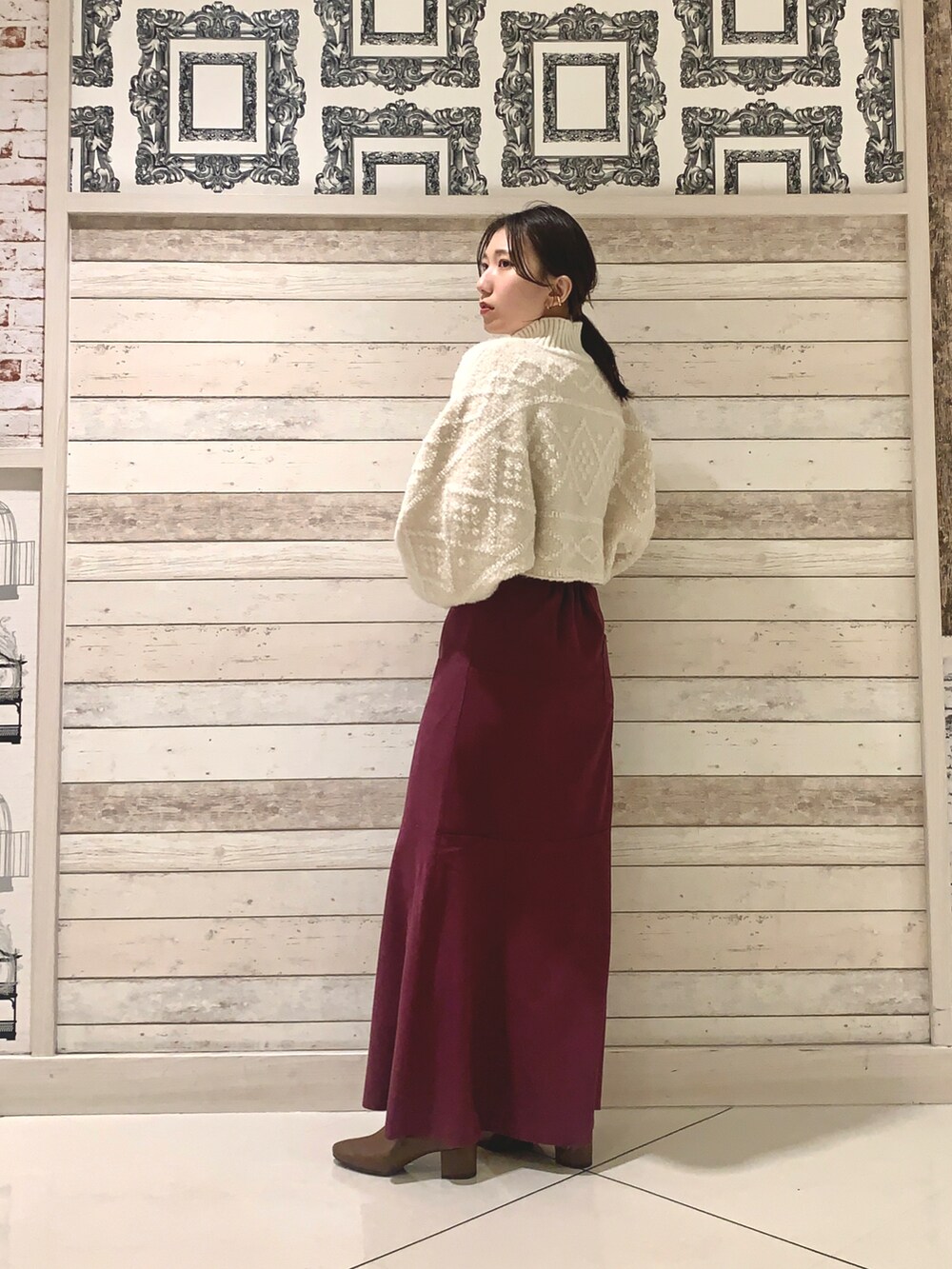 ホワイト系のニット/セーター、イエロー系のブーツを着用したレディースの冬コーディネートの3枚目の写真