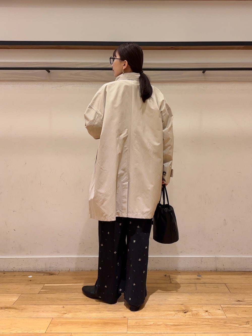 ブラック系のその他パンツ、ブラック系のその他シューズ、ブラック系のショルダーバッグを着用したレディースの春コーディネートの3枚目の写真