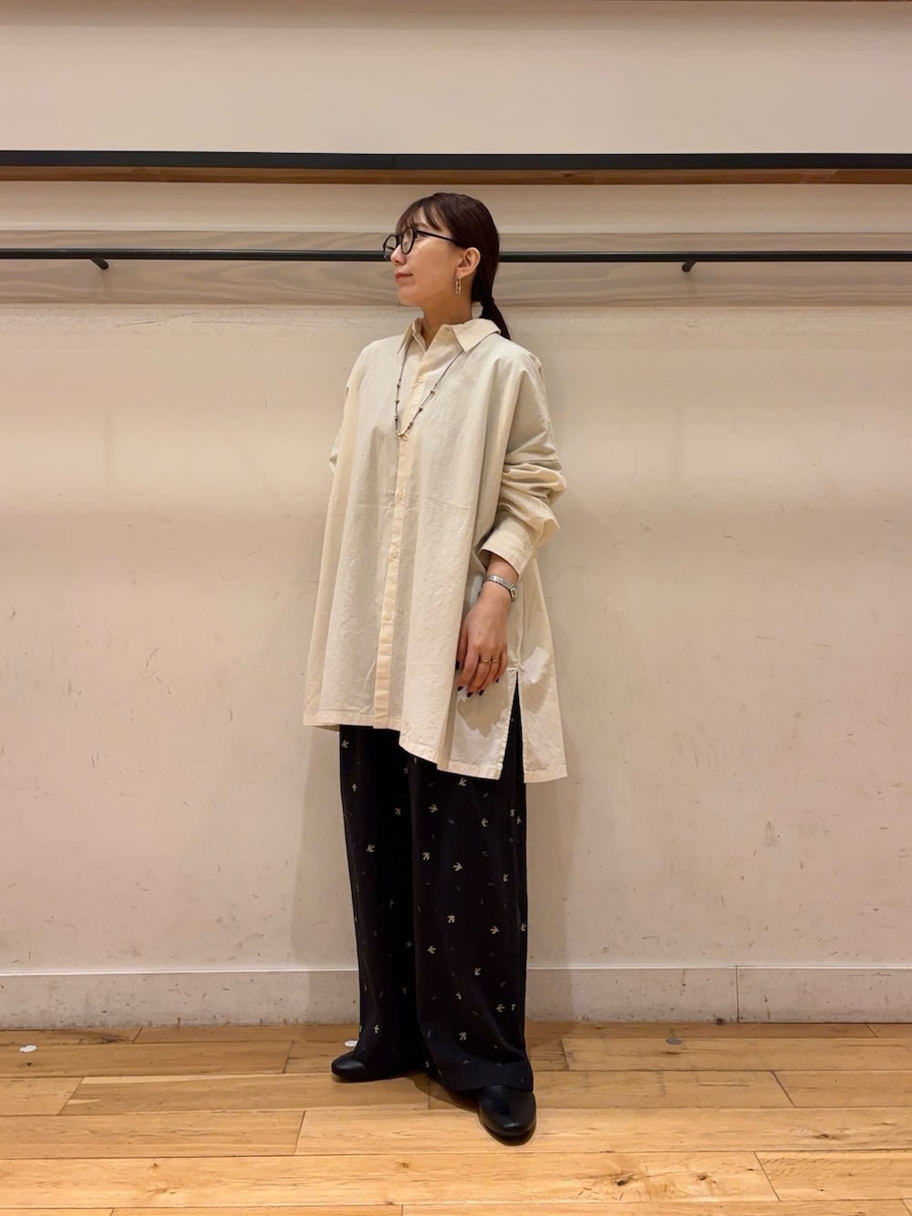 ブラック系のその他パンツ、ブラック系のその他シューズ、ブラック系のショルダーバッグを着用したレディースの春コーディネートの6枚目の写真