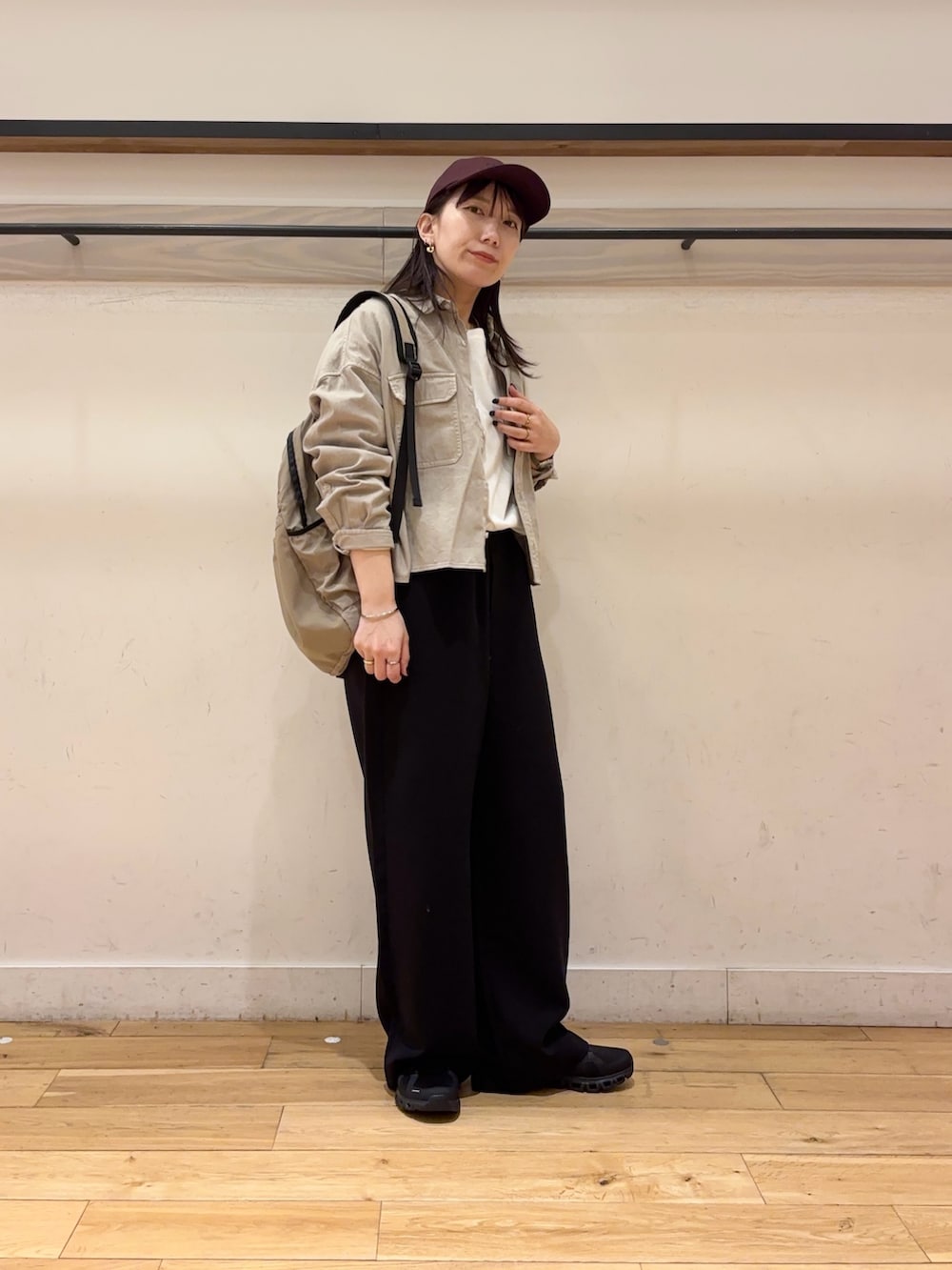 ベージュ系のシャツ/ブラウス、ホワイト系のTシャツ/カットソー、ブラック系のその他パンツを着用したレディースの冬コーディネートの2枚目の写真