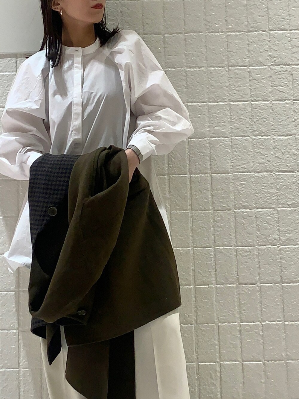 ホワイト系のシャツ/ブラウス、グリーン系のノーカラージャケット、ホワイト系のその他パンツを着用したレディースの冬コーディネートの4枚目の写真