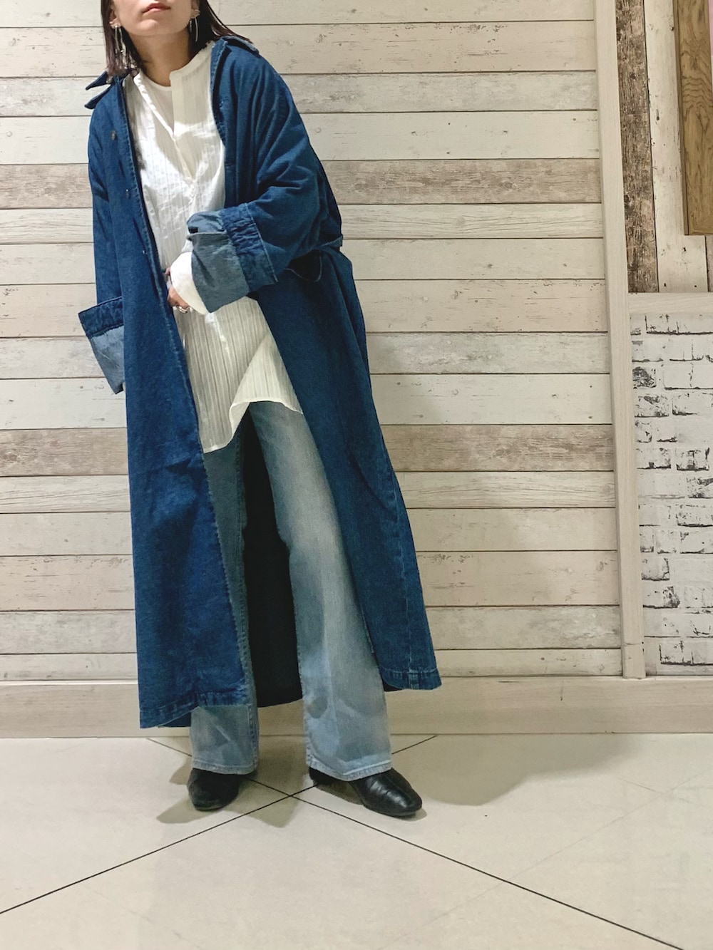 ホワイト系のシャツ/ブラウス、ブルー系のステンカラーコート、ブルー系のデニムパンツを着用したレディースの冬コーディネートの2枚目の写真