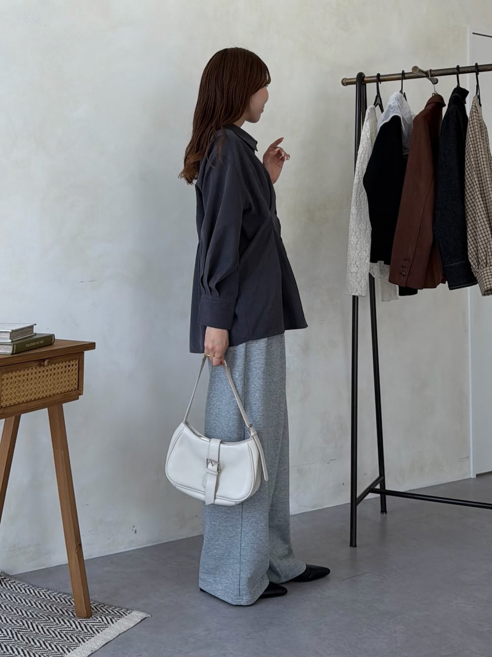グレー系のシャツ/ブラウス、グレー系のスウェットパンツ、ゴールド系のチョーカーを着用したレディースの夏コーディネートの4枚目の写真