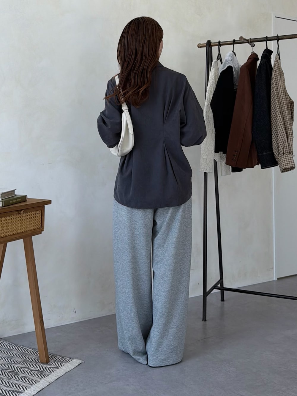 グレー系のシャツ/ブラウス、グレー系のスウェットパンツ、ゴールド系のチョーカーを着用したレディースの夏コーディネートの3枚目の写真