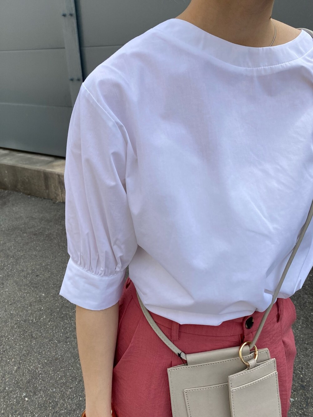 ホワイト系のシャツ/ブラウス、ピンク系のその他パンツ、グレー系のショルダーバッグを着用したレディースの夏コーディネートの2枚目の写真