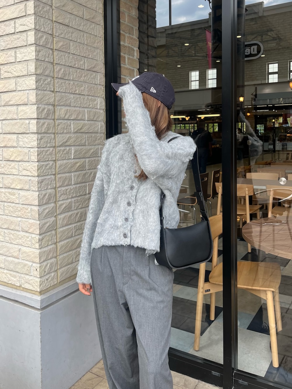 ブラック系のショルダーバッグ、グレー系のカーディガン/ボレロを着用したレディースの秋コーディネートの7枚目の写真