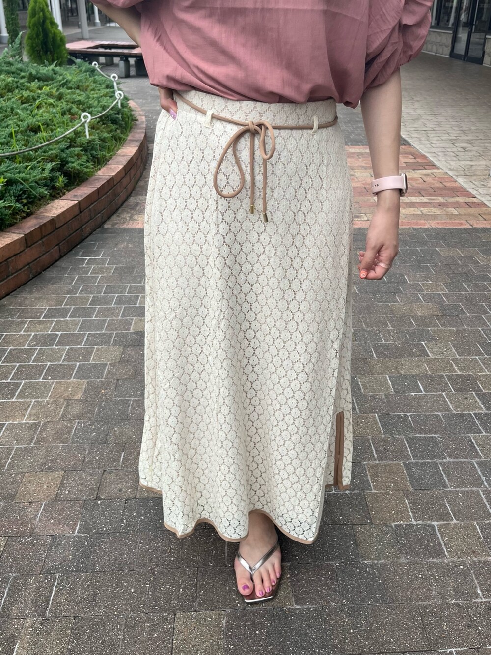 ピンク系のシャツ/ブラウス、ホワイト系のスカートを着用したレディースの夏コーディネートの3枚目の写真