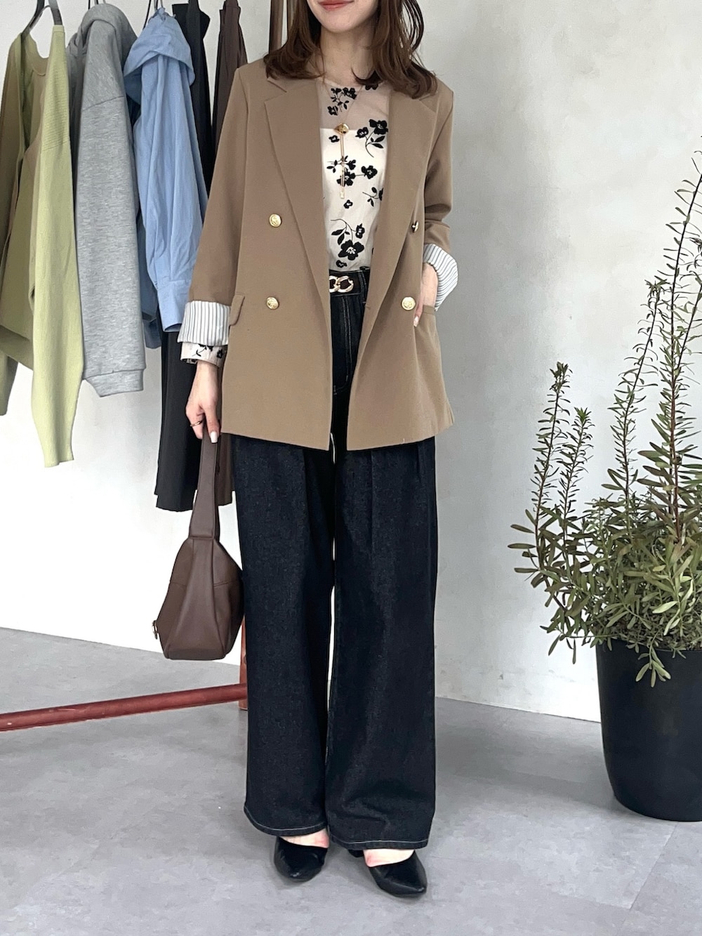 ホワイト系のシャツ/ブラウス、ブラック系のデニムパンツ、ベージュ系のテーラードジャケットを着用したレディースの春コーディネートの3枚目の写真