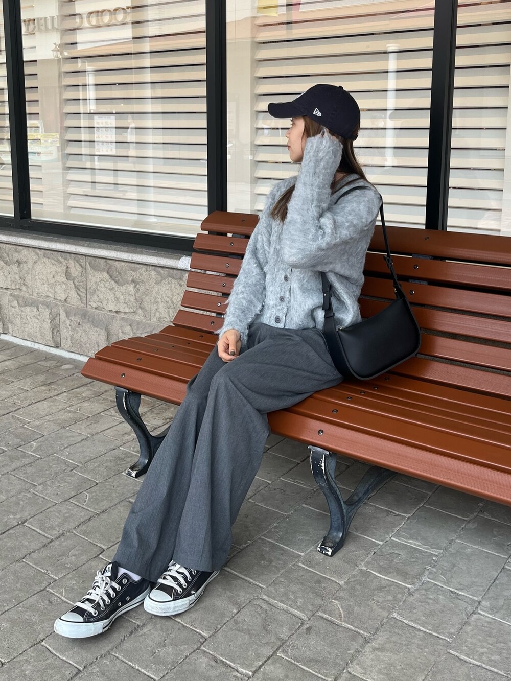 ブラック系のショルダーバッグ、グレー系のカーディガン/ボレロを着用したレディースの秋コーディネートの6枚目の写真