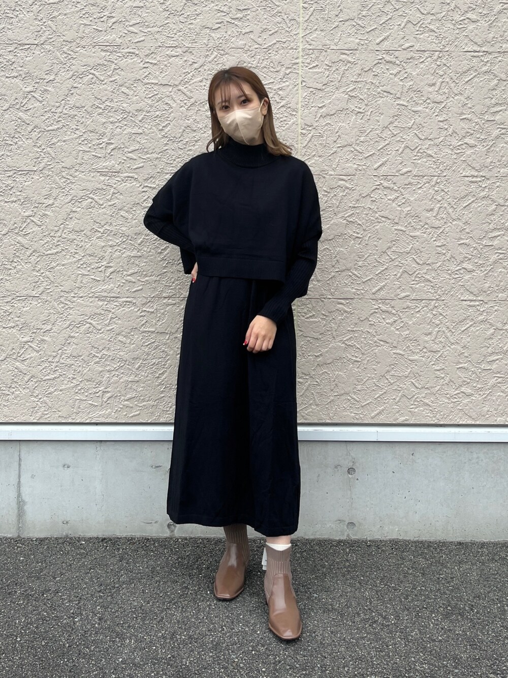 ブラック系のワンピース/ドレス、グレー系のショルダーバッグ、ブラウン系のブーツを着用したレディースの秋コーディネートの2枚目の写真