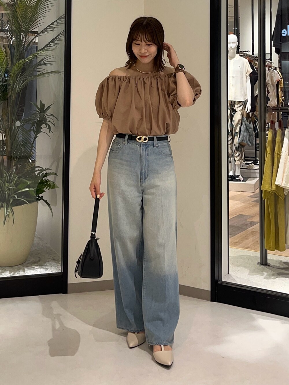 ベージュ系のつなぎ/オールインワン、ブルー系のその他パンツ、ブラック系のボストンバッグを着用したレディースの夏コーディネートの4枚目の写真