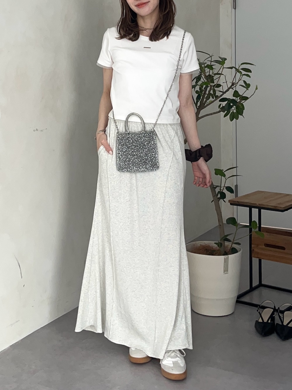 ホワイト系のTシャツ/カットソー、グレー系のスカートを着用したレディースの春コーディネートの3枚目の写真