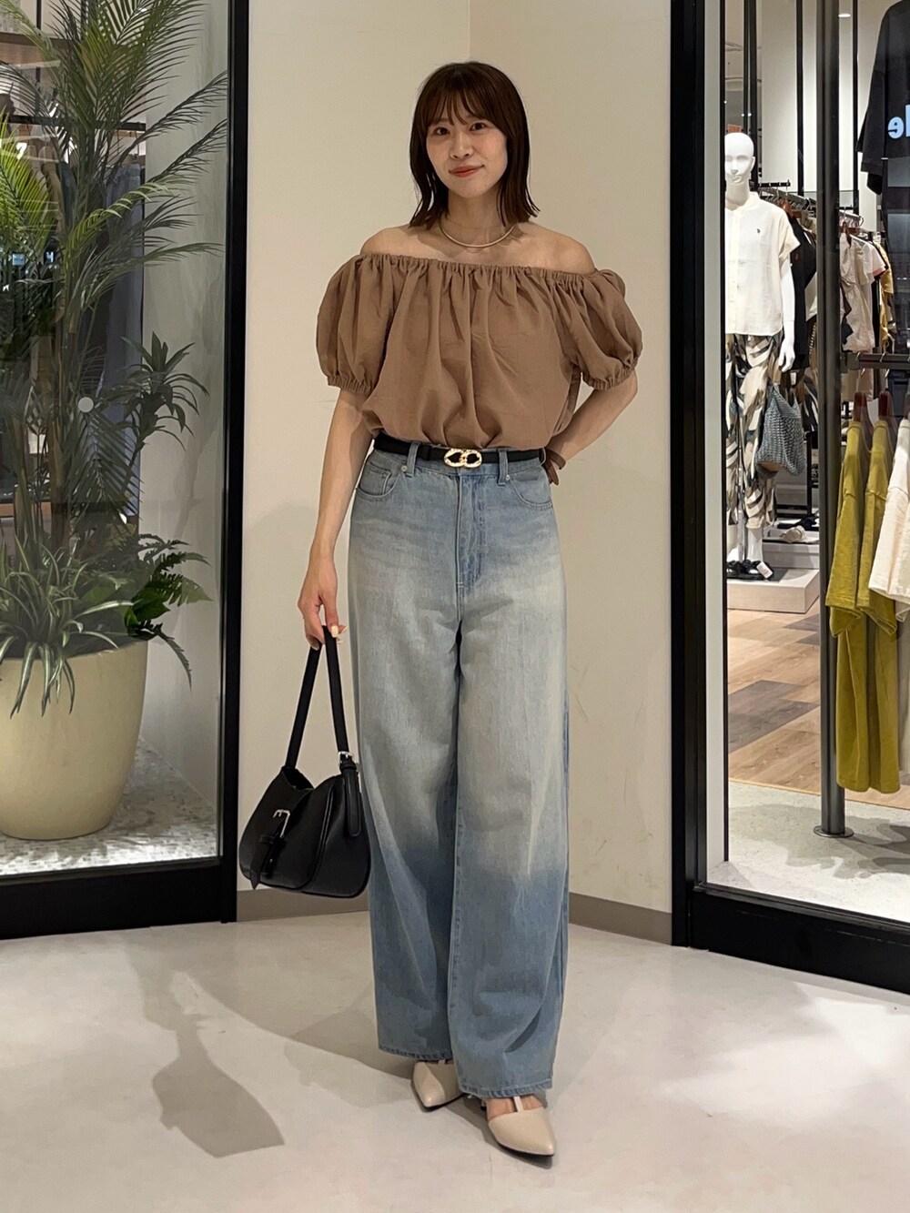 ベージュ系のつなぎ/オールインワン、ブルー系のその他パンツ、ブラック系のボストンバッグを着用したレディースの夏コーディネートの3枚目の写真