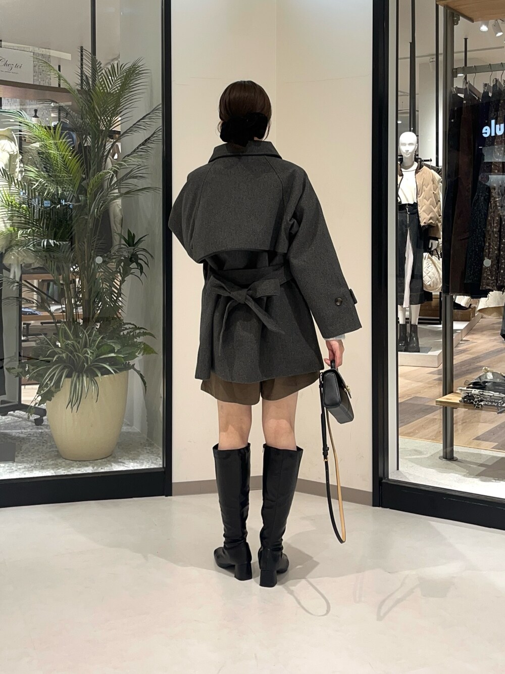 ブルー系のニット/セーター、グレー系のその他アウター、ブラウン系のその他パンツを着用したレディースの冬コーディネートの2枚目の写真