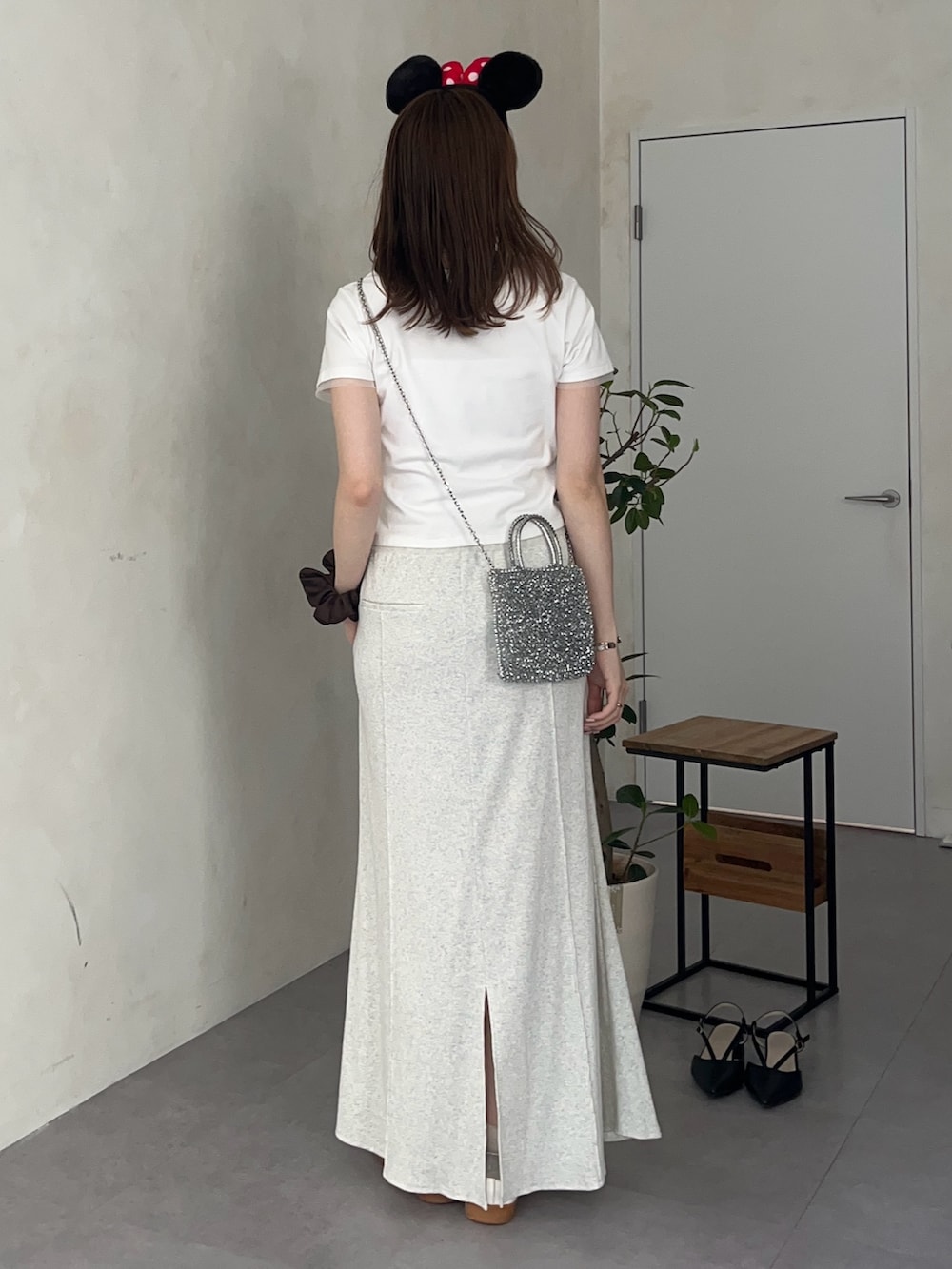 ホワイト系のTシャツ/カットソー、グレー系のスカートを着用したレディースの春コーディネートの2枚目の写真