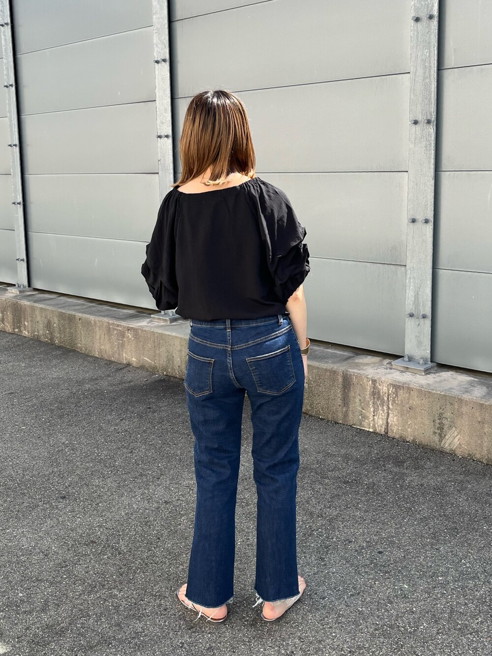 ブラック系のシャツ/ブラウス、ブルー系のデニムパンツを着用したレディースの夏コーディネートの2枚目の写真