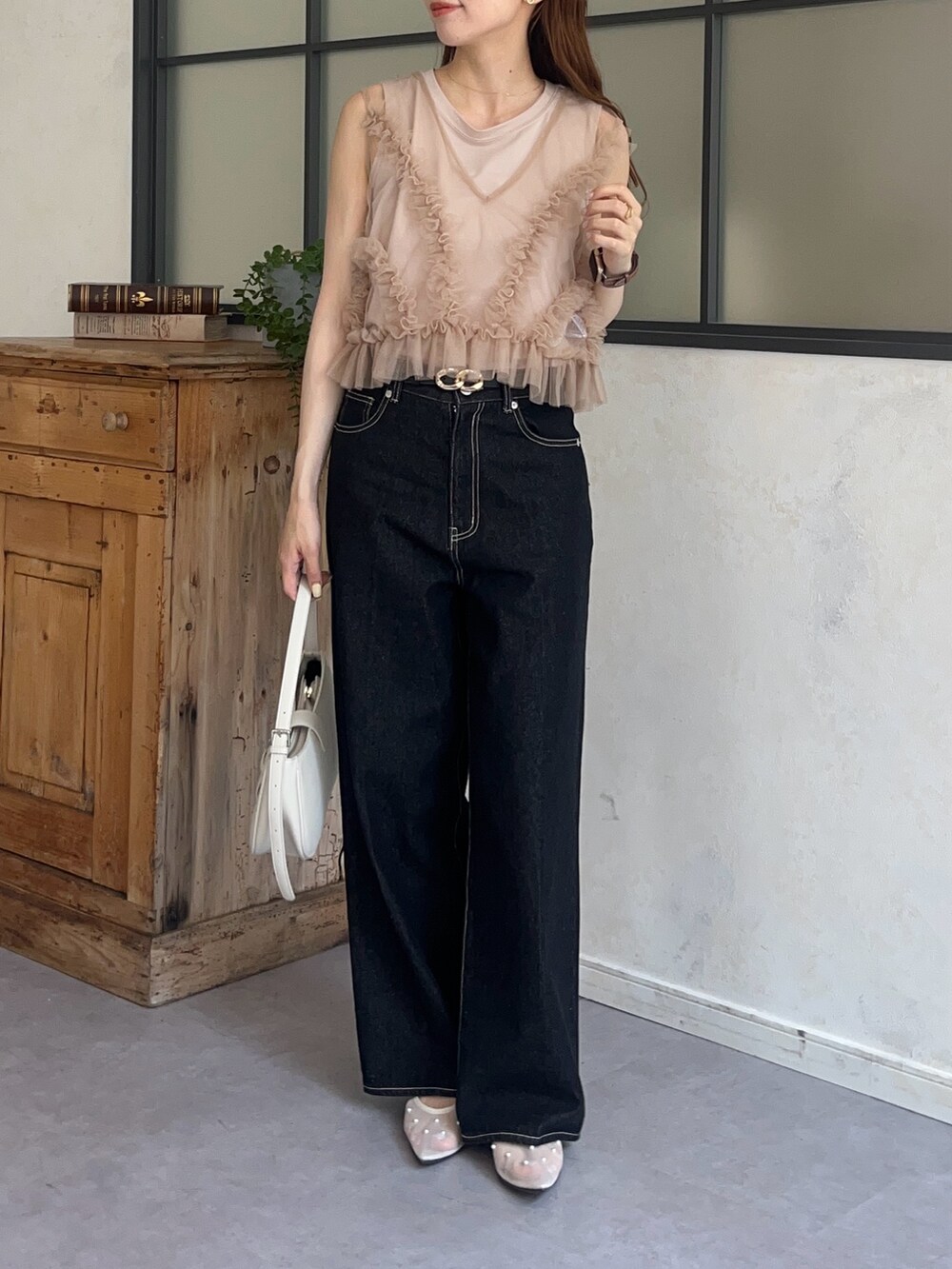 ベージュ系のTシャツ/カットソー、ブラック系のその他パンツ、ホワイト系のボストンバッグを着用したレディースの夏コーディネートの2枚目の写真