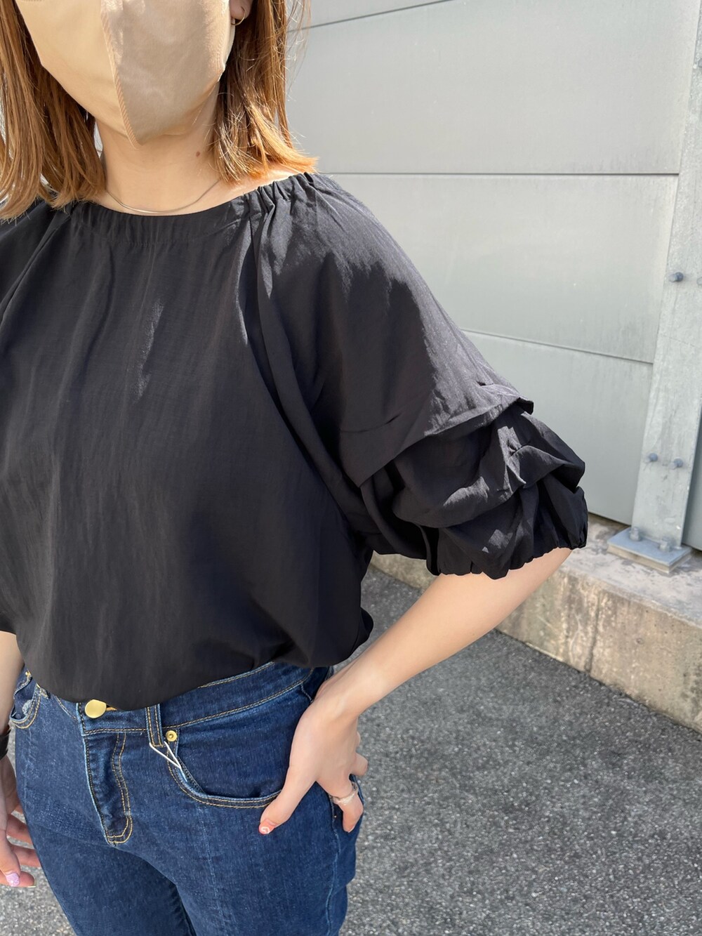 ブラック系のシャツ/ブラウス、ブルー系のデニムパンツを着用したレディースの夏コーディネートの3枚目の写真