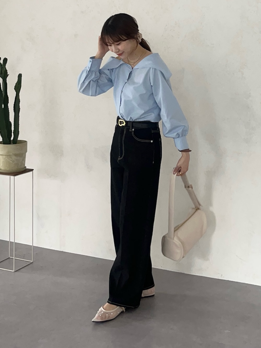 ブルー系のシャツ/ブラウス、ブラック系のその他パンツ、ホワイト系のトートバッグを着用したレディースの春コーディネートの2枚目の写真