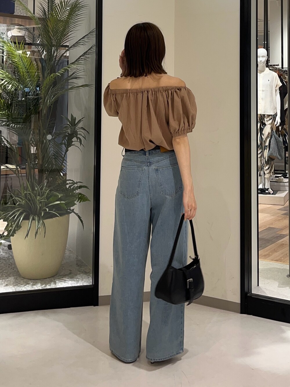 ベージュ系のつなぎ/オールインワン、ブルー系のその他パンツ、ブラック系のボストンバッグを着用したレディースの夏コーディネートの2枚目の写真