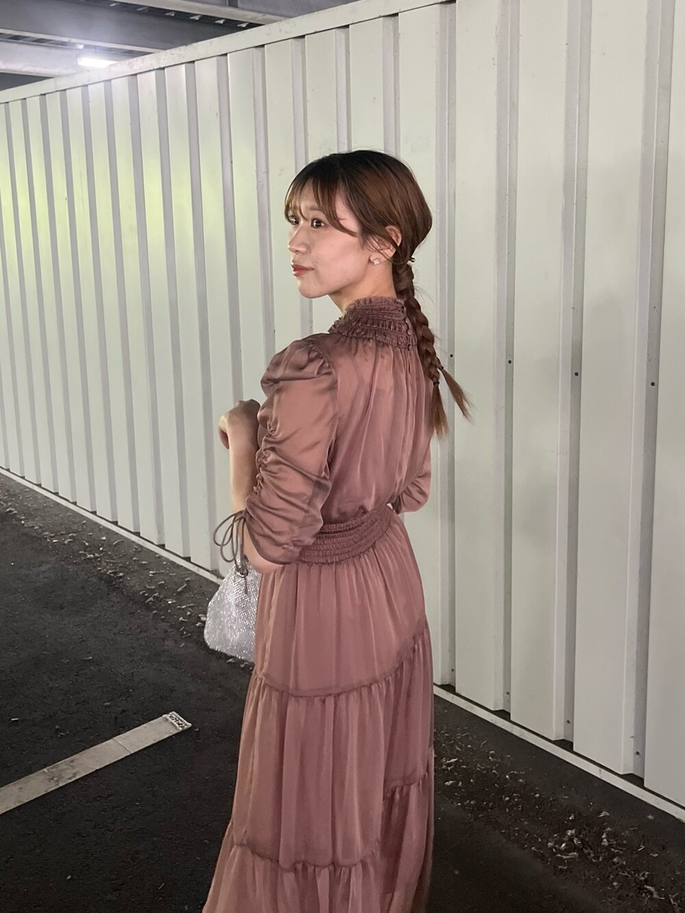 レッド系のドレスを着用したレディースの秋コーディネートの3枚目の写真
