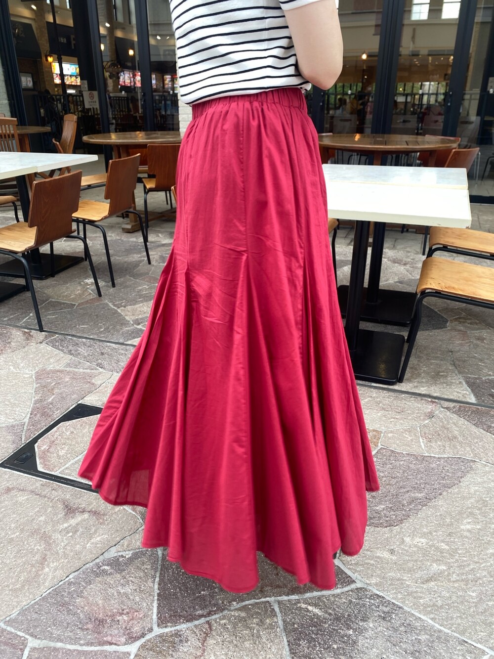 ホワイト系のニット/セーター、ピンク系のスカート、ブラック系のサンダルを着用したレディースの夏コーディネートの3枚目の写真