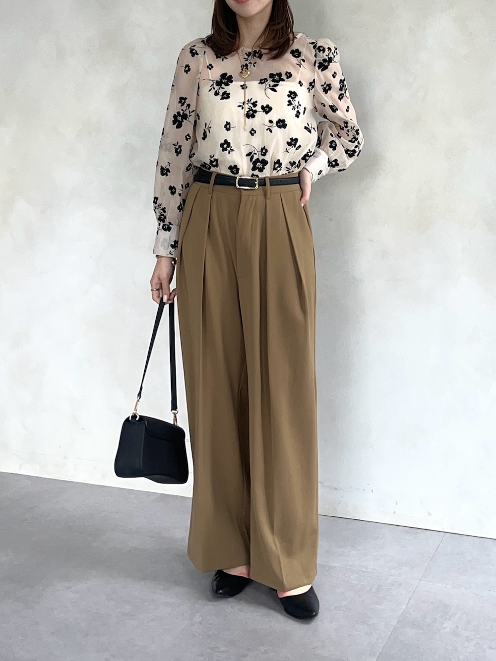 ホワイト系のシャツ/ブラウス、イエロー系のスラックスを着用したレディースの春コーディネートの2枚目の写真