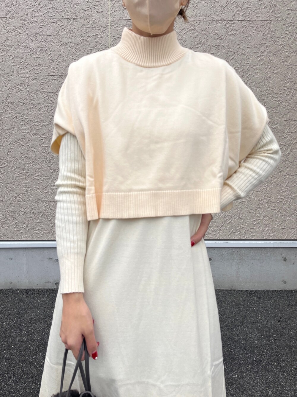 ホワイト系のワンピース/ドレス、ブラック系のショルダーバッグ、ブラック系のブーツを着用したレディースの秋コーディネートの3枚目の写真