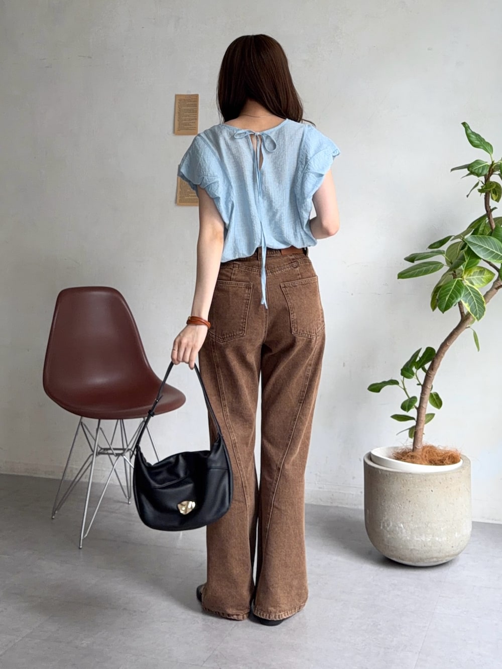 ブルー系のシャツ/ブラウス、ブラウン系のデニムパンツ、ブラック系のサンダルを着用したレディースの夏コーディネートの2枚目の写真