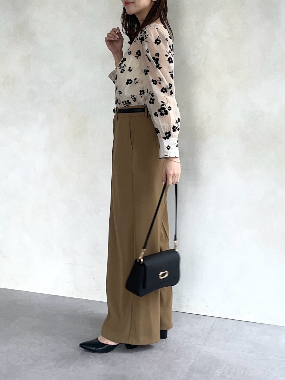 ホワイト系のシャツ/ブラウス、イエロー系のスラックスを着用したレディースの春コーディネートの3枚目の写真