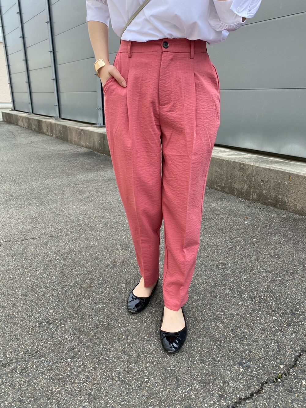 ホワイト系のシャツ/ブラウス、ピンク系のその他パンツ、グレー系のショルダーバッグを着用したレディースの夏コーディネートの3枚目の写真