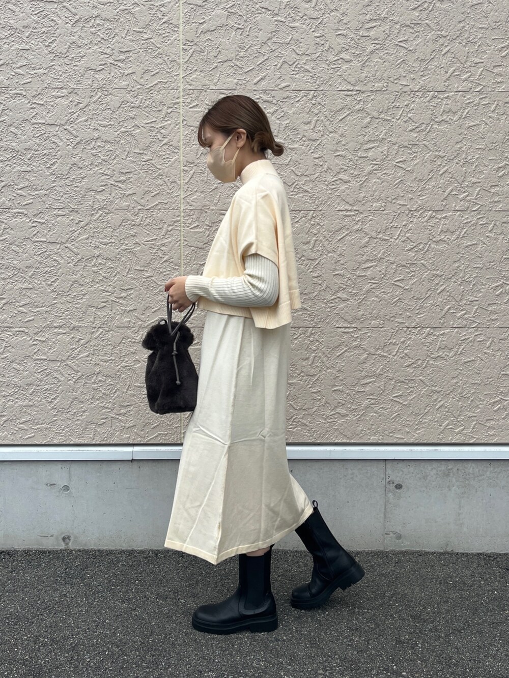 ホワイト系のワンピース/ドレス、ブラック系のショルダーバッグ、ブラック系のブーツを着用したレディースの秋コーディネートの2枚目の写真