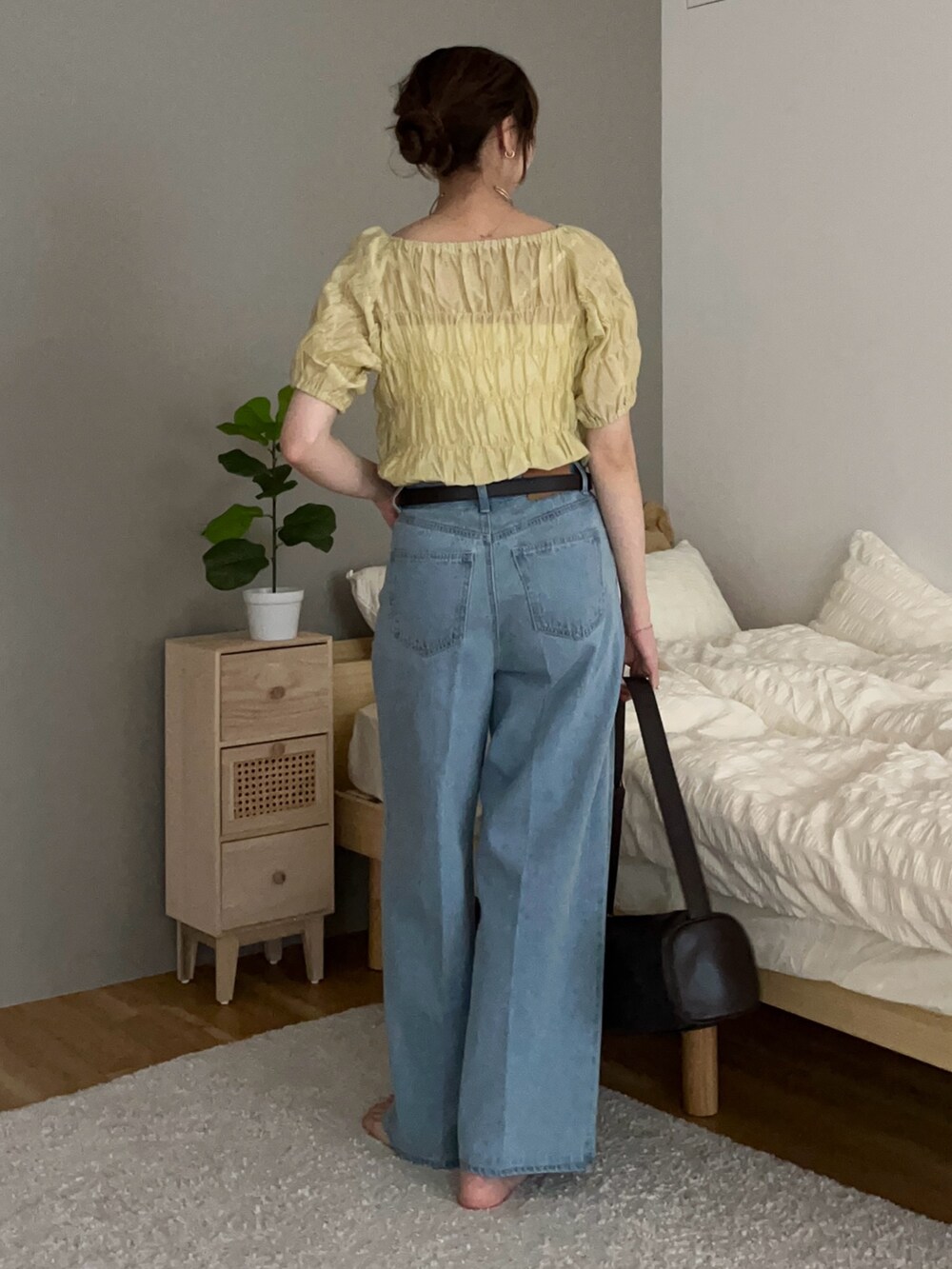 グリーン系のシャツ/ブラウス、ブルー系のその他パンツ、ブラウン系のトートバッグを着用したレディースの春コーディネートの2枚目の写真