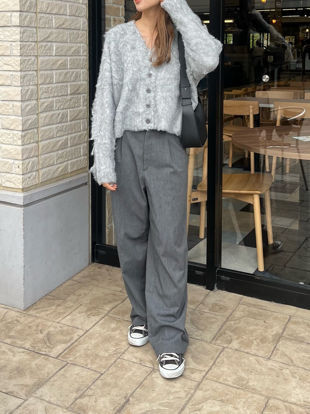 ブラック系のショルダーバッグ、グレー系のカーディガン/ボレロを着用したレディースの秋コーディネートの3枚目の写真