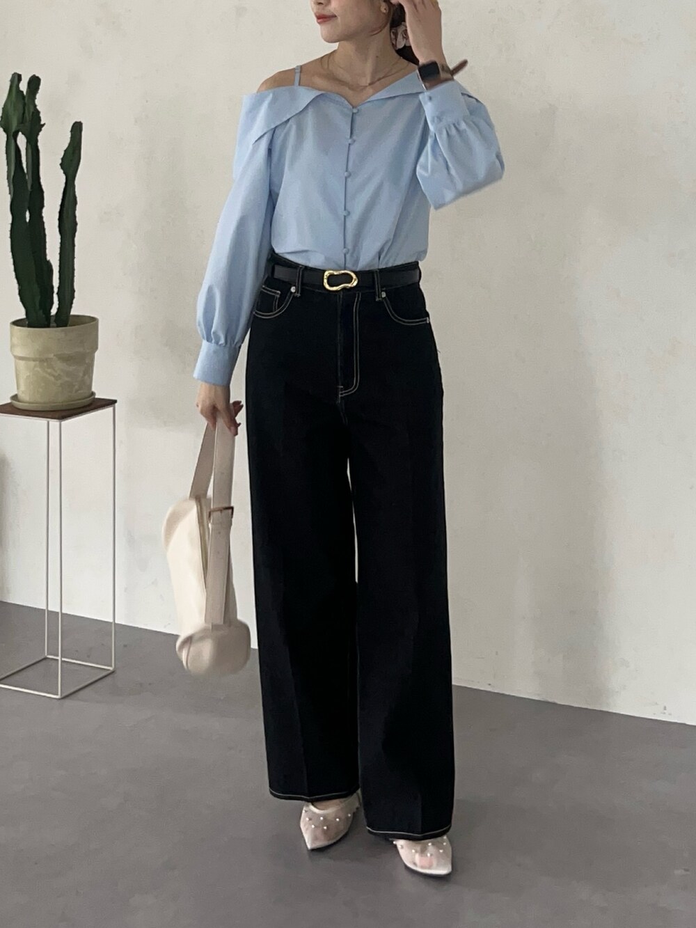 ブルー系のシャツ/ブラウス、ブラック系のその他パンツ、ホワイト系のトートバッグを着用したレディースの春コーディネートの3枚目の写真