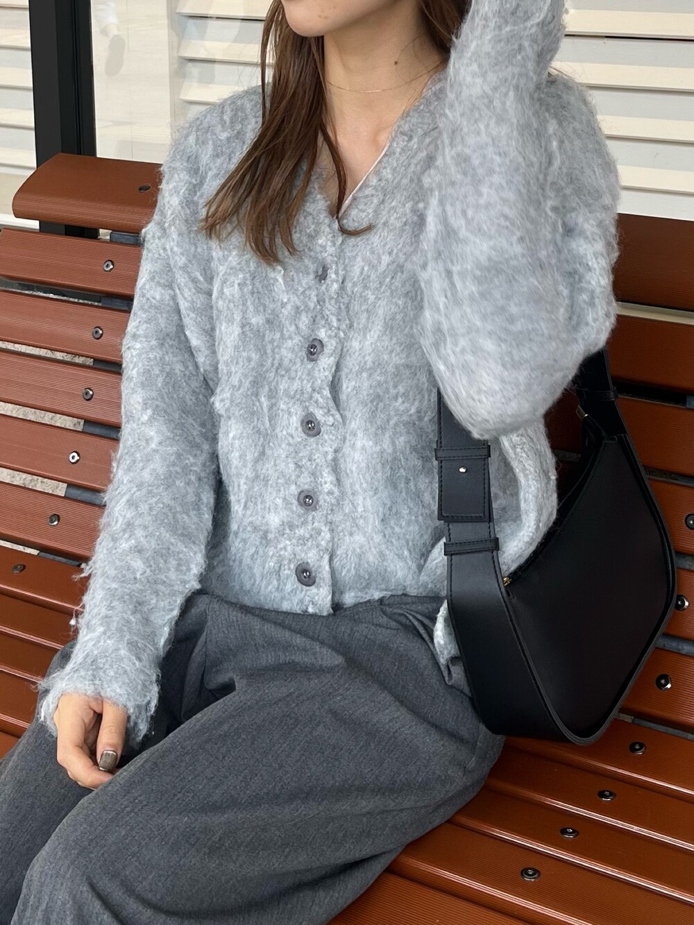 ブラック系のショルダーバッグ、グレー系のカーディガン/ボレロを着用したレディースの秋コーディネートの4枚目の写真